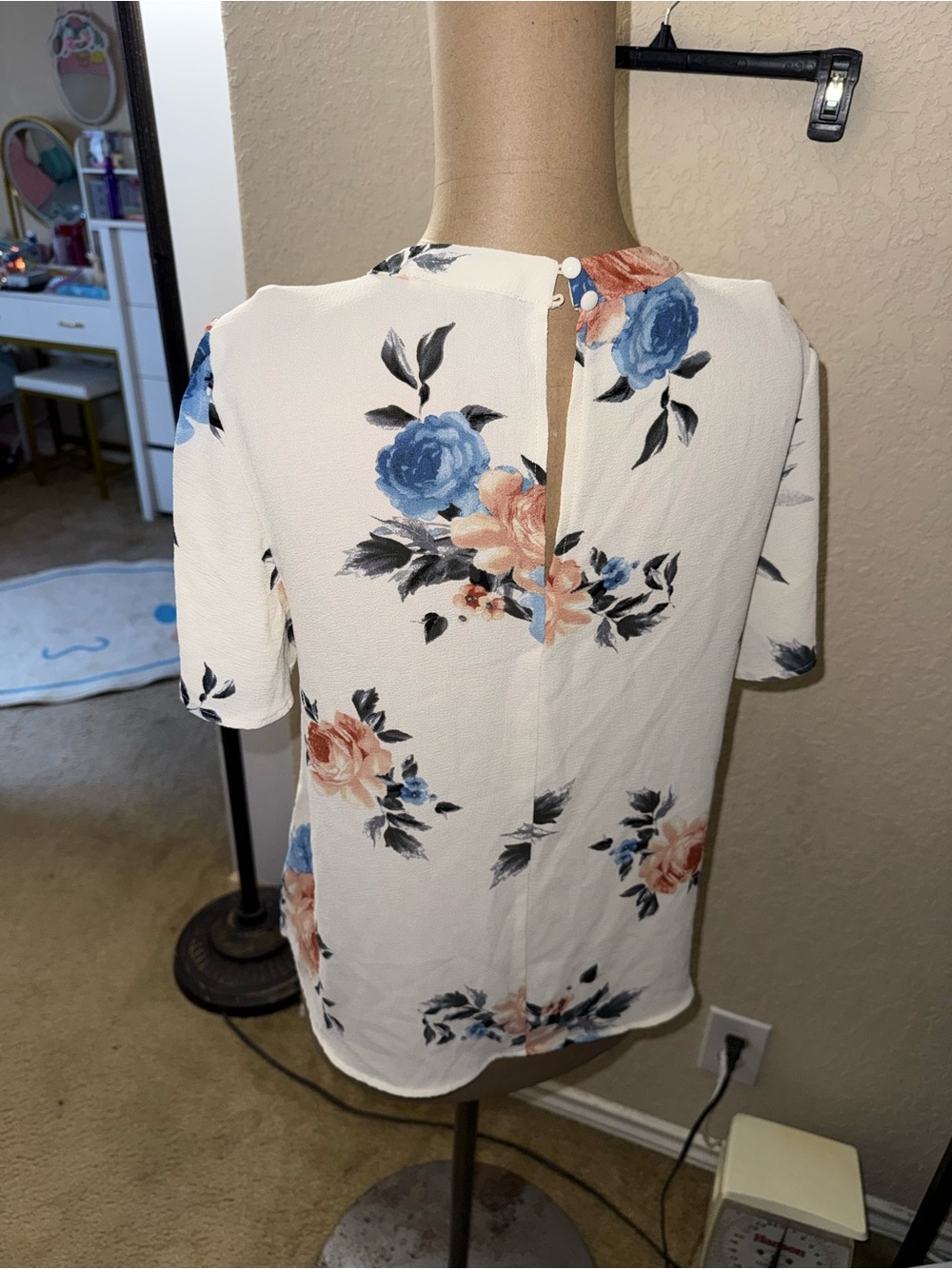Women’s Sweet Wanderer floral blouse - Picture 3 of 6